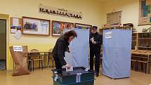 První voliči na Jablonecku v sobotu 21. října.