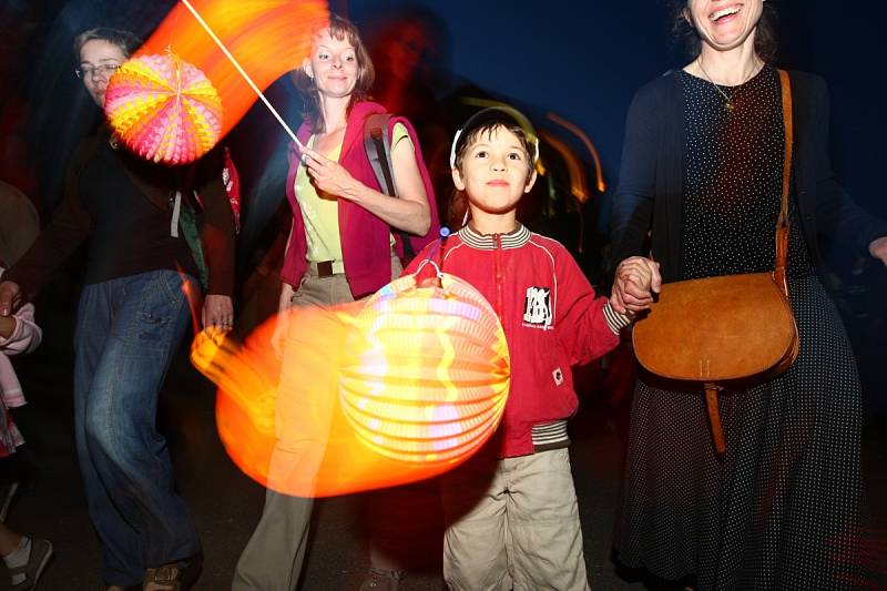 Lampionový průvod a ohňostroj na jablonecké přehradě.