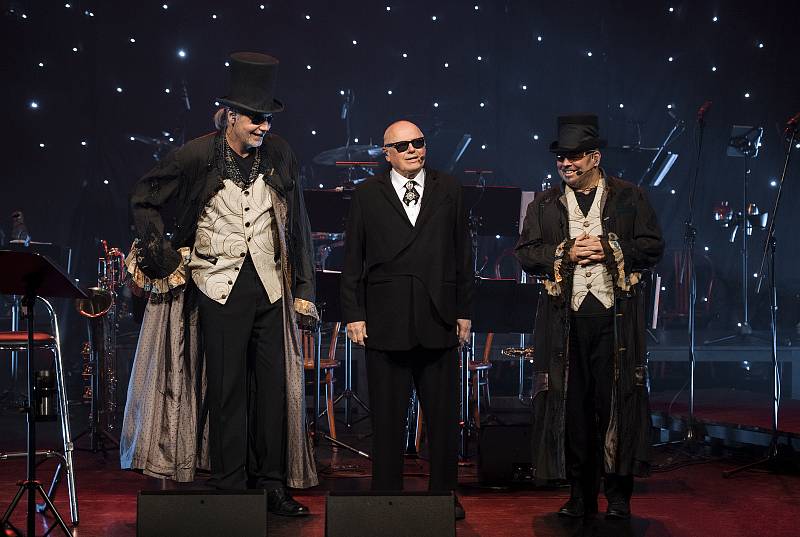 Divadlem znělo netradiční představení Pirate Swing Bandu, zpíval i Korn