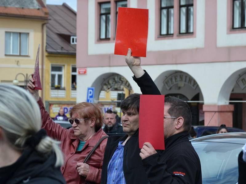 Prezident Miloš Zeman přijel do Jilemnice v doprovodu hejtmana Libereckého kraje Martina Půty. Očekávala je starostka Jana Čechová. 