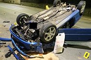 Mladého řidiče v noci na pondělí v Jablonci nad Nisou přemohl za volantem mikrospánek a s vozidlem skončil na střeše.
