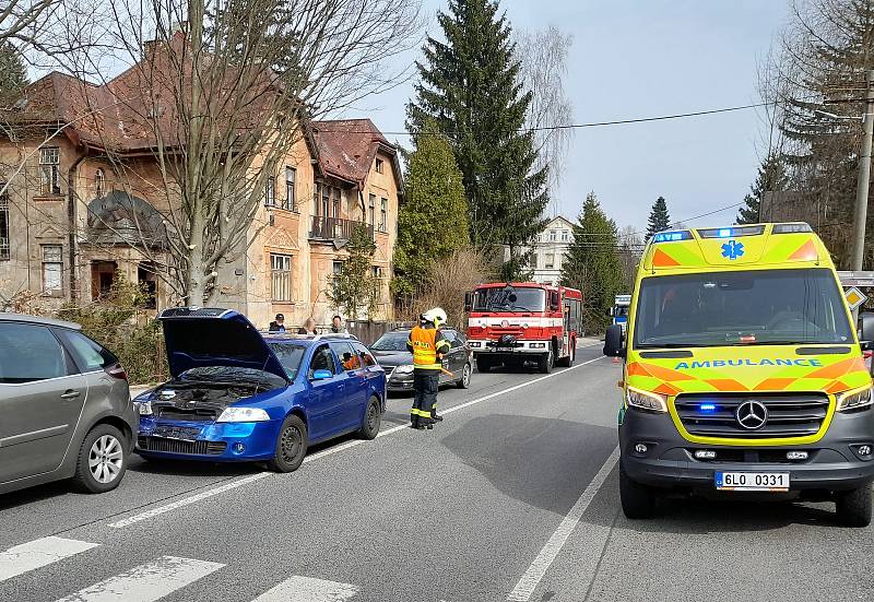 Řidička ve Smržovce přehlédla stojící auto. Způsobila hromadnou nehodu