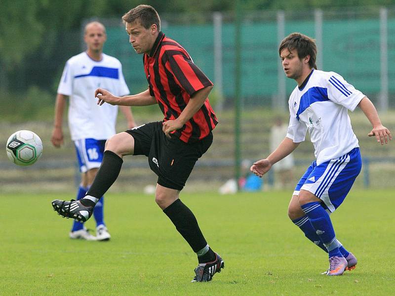 Fotbalisté Mšena (v bílém) porazili v předehrávce krajského přeboru Desnou 4:2. Na posledním domácím utkání ale pohár nedostali.