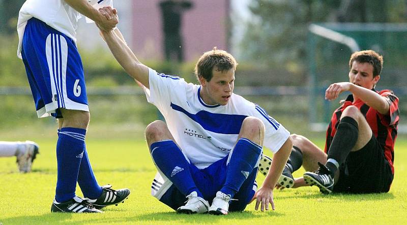 Fotbalisté Mšena (v bílém) porazili v předehrávce krajského přeboru Desnou 4:2. Na posledním domácím utkání ale pohár nedostali.