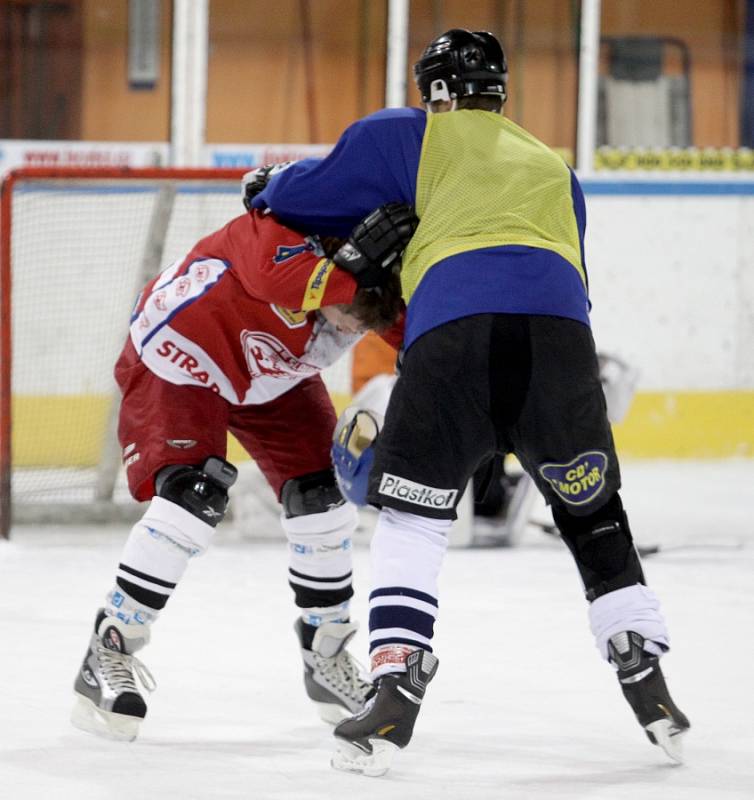 Fotbalisté Baumitu si zahráli hokej. Na snímku "bitka" mezi Karlem Pitákem a Vítem Benešem (v modrém).