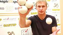 Žonglování se čtyři míčky. Zdeněk Bradáč čekal několik dlouhých let, než se pokusil o rekord v této disciplíně. 