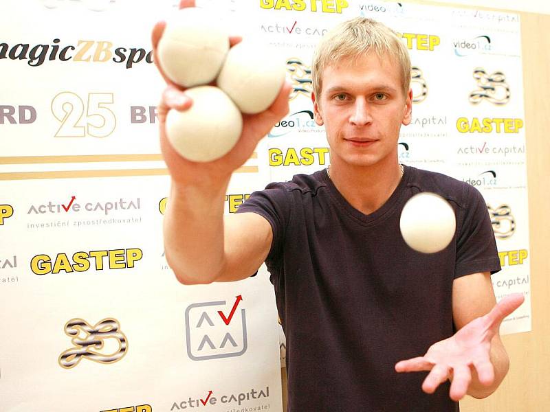 Žonglování se čtyři míčky. Zdeněk Bradáč čekal několik dlouhých let, než se pokusil o rekord v této disciplíně. 