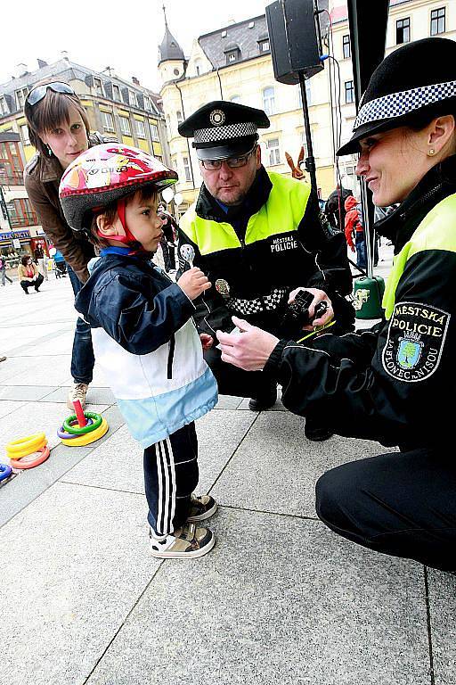 V rámci Mezinárodního dne rodiny se na Mírovém náměstí v Jablonci nad Nisou pozval městský úřad nejmenší děti na dopolední setkání se soutěžemi, odměnami a Městskou policií.