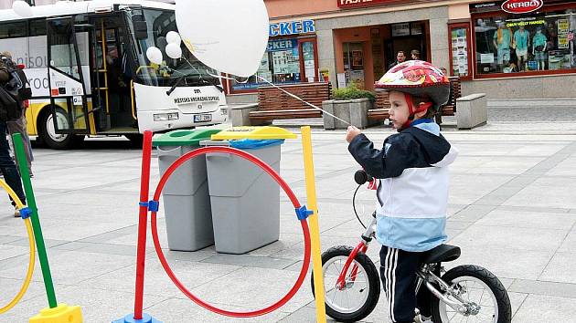 V rámci Mezinárodního dne rodiny se na Mírovém náměstí v Jablonci nad Nisou pozval městský úřad nejmenší děti na dopolední setkání se soutěžemi, odměnami a Městskou policií.
