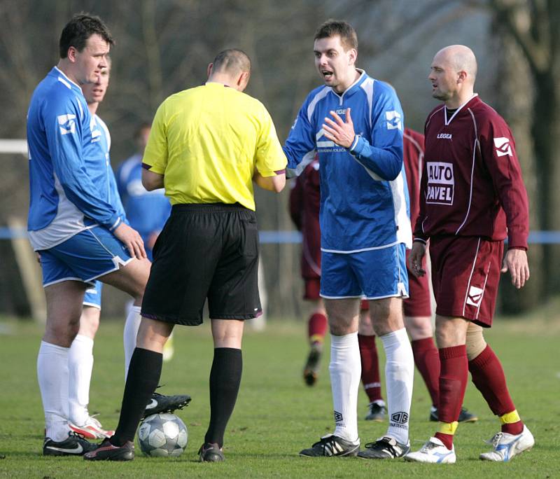 Zásada (v modrém) doma prohrála s Harrachovem 2:4.