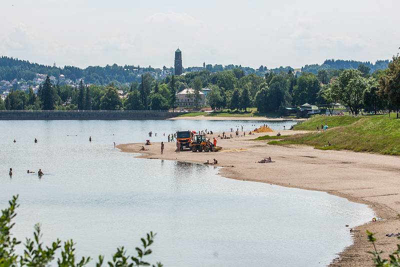 Pracovníci technických služeb naváželi 16. července 30 tun písku na pláž přehrady v Jablonci nad Nisou. Písek se využije na Pískohrátky, soutěž příměstských táborů ve volné tvorbě dětí na téma „hrad“, která proběhne 18. července.