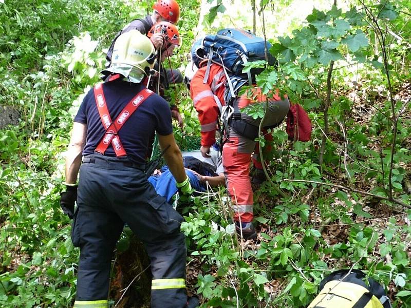 Paraglidista uvízl na stromě pod Kozákovem.