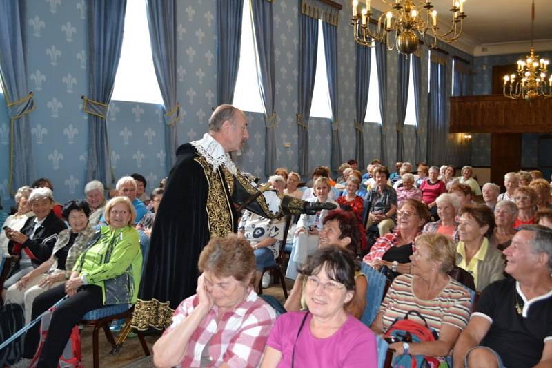 4. pochod v rámci Jabloneckého škrpálu 2014 zavedl seniory na zámek Sychrov. Můžete jet a jít po jejich stopě.