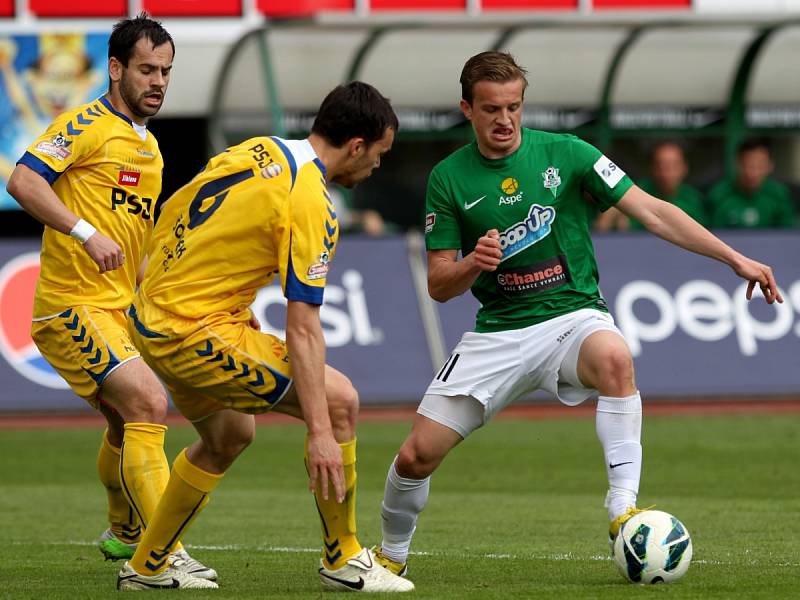 Jablonec doma remizoval s Jihlavou 1:1. Na snímku Jan Kopic z Jablonce a brání jej Ondřej Šourek (6) z Jihlavy.