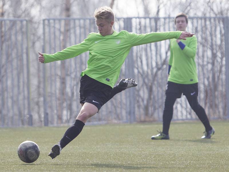 Na turnaji v Břízkách porazily zkušené Maršovice (v modrém) ambiciózní dorost Jiskry Mšeno 6:4.