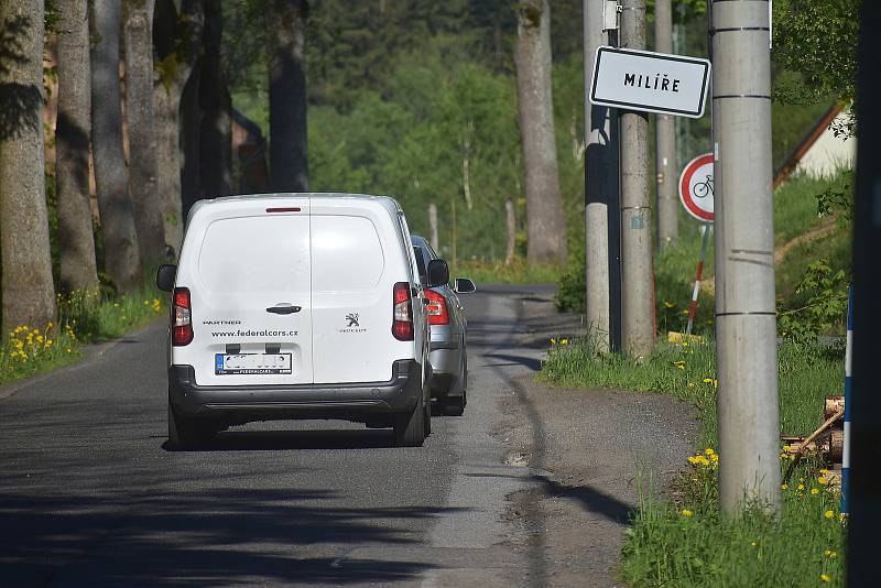 Přes Milíře dnes jezdí tisíce aut denně, před rekonstrukcí křižovatky Rádelský mlýn to byly desítky.