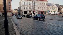 Provoz na silnici protínající historické centrum Turnova přes náměstí Českého ráje.