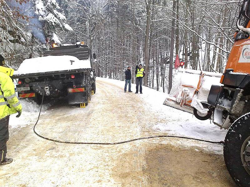 Do potíží na silnici se mohou dostat i ti, kteří ji uklízejí ve sjízdním stavu.