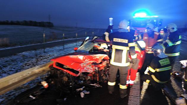 K vážné dopravní nehodě nákladního automobilu a dvou osobních vozidel došlo dnes krátce po půl sedmé ráno na silnici II. třídy ve Václavicích nedaleko Hrádku nad Nisou.
