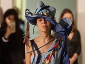 Módní přehlídka semestrálních prací studentů Katedry designu při Technické univerzitě v Liberci zahájila 16. ledna výstavu Textil a oděv v Galerii N v Jablonci nad Nisou.