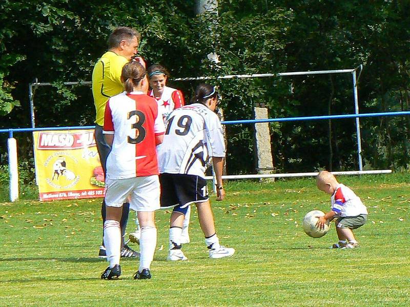 Fotbalový klub Zásada oslavoval 90 let své existence. V přátelském utkání se v sobotu střetly ženy SK Slavia a sružstvem žen z Malé Skály s výsledkem 14:0. Slávistky vyhrály tak vysoko zřejmě i díky utajenému "vetřelci" mužského pokolení.