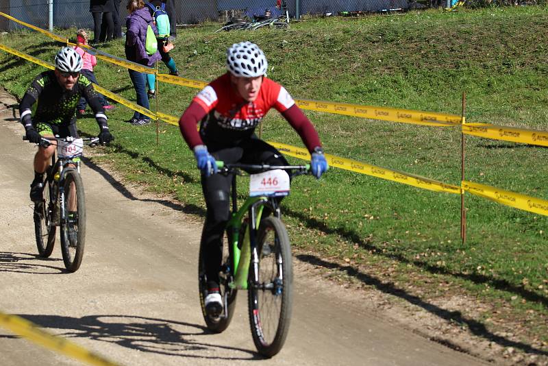 Bedřichov zaplavily stovky cyklistů, kteří se rozhodli zdolat skoro sedmdesát kilometrů napříč Jizerkami.  A v cíli si Author Cup všichni zase pochvalovali.