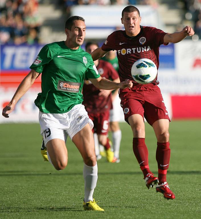 Sparta vyhrála v Jablonci 2:1 a je v čele Gambrinus ligy. Na snímku Lukáš Zoubele z Jablonce a Manuel Pamič ze Sparty.