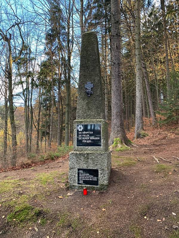 Slavnostně byl obnovený Háj hrdinů symbolicky odhalený 30. října za účasti veřejnosti. Požehnání se ujal jablonecký starokatolický farář Karel Koláček.