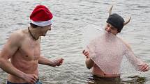 Koupáním v jablonecké přehradě Mšeno slavily Štědrý den dvě skupiny odvážlivců, judisté a vodáci z dračích lodí. 