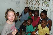 Státní škola v africké vesnici. Lenka Vrátná se rozhodla pomoci sbírkou školních pomůcek.