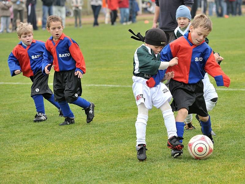 V Tanvaldě se v sobotu konal další turnaj minižáků v kopané, kterého se zúčastnilo celkem 10 týmů z Jablonecka. Snímek je z utkání Jiskry Tanvald (v modročerveném) s FK Pěnčín, ve kterém Tanvaldští zvítězili 1:0.