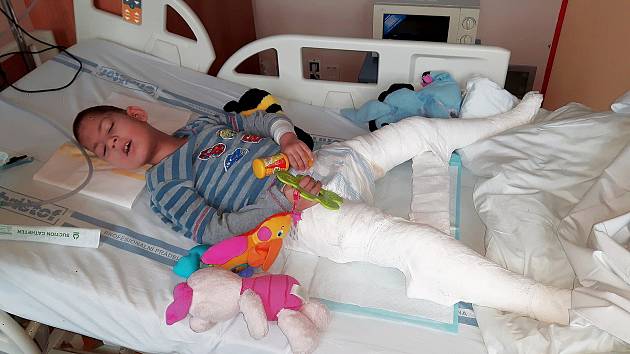 Ondrášovi je osm let a kvůli operacím potřebuje sedačku, kočárek a rehabilitace.