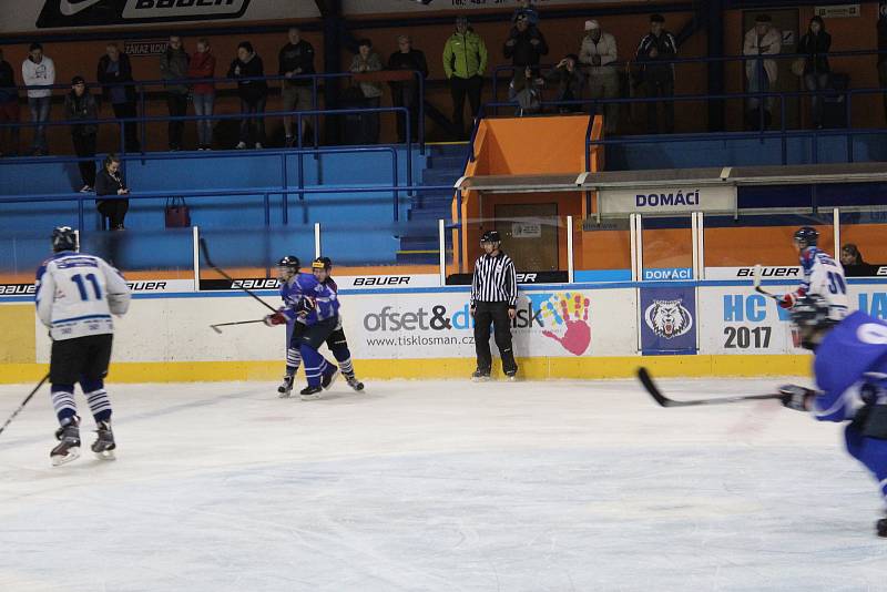 Hokejová liga staršího dorostu HC Vlci - Kralupy n. Vltavou 4:2. Vlci v bílých dresech.