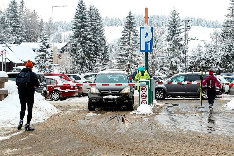 I v neděli musela policie přistoupit k uzavření komunikací do Bedřichova. Uzavírka trvala dopoledne dvě hodiny.