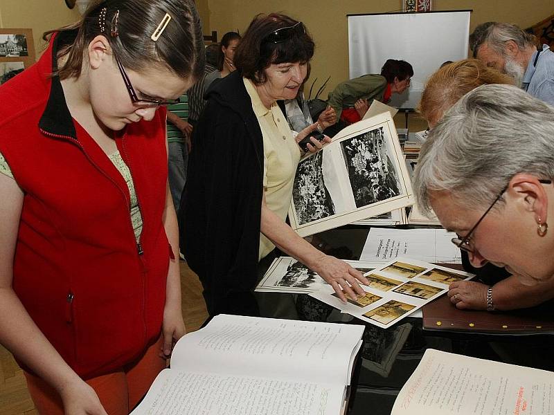 Osmdesát let radnice, dvě stě let kostela sv. Jana Křtitele, pětadevadesát let kostelíku sv. Josefa v Loučné a rovných sto let od povýšení obce na městys. Všechna tato výročí slavili po celý sobotní den v Janově nad Nisou.