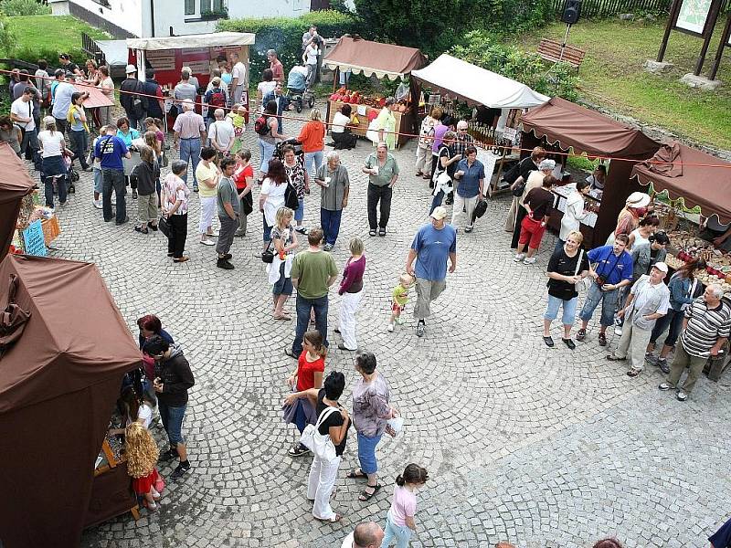 Osmdesát let radnice, dvě stě let kostela sv. Jana Křtitele, pětadevadesát let kostelíku sv. Josefa v Loučné a rovných sto let od povýšení obce na městys. Všechna tato výročí slavili po celý sobotní den v Janově nad Nisou.