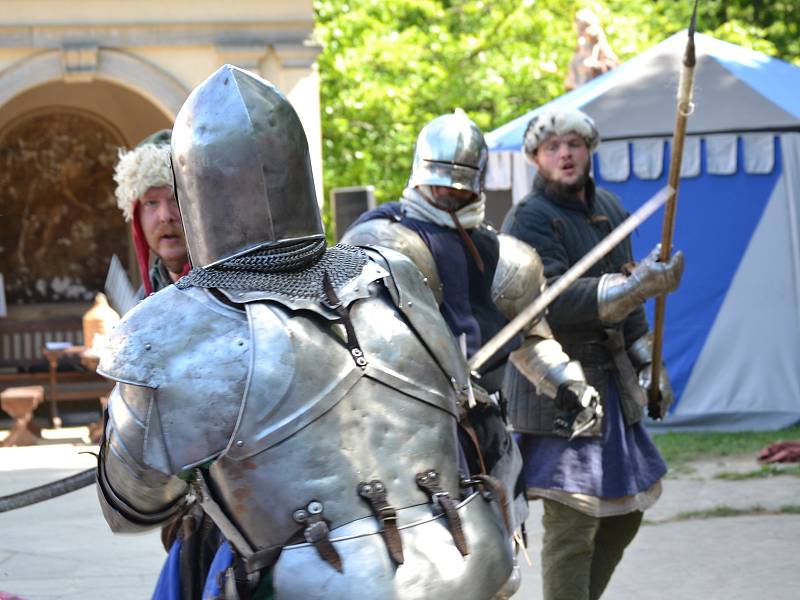 Turistické památky v Libereckém kraji nabízejí pestrý přehled akcí na prázdninové měsíce. Na Valdštejně se pravidelně konají prohlídky s loupeživým rytířem či audientu u Valdštejna. Výjimkou tu nejsou ani středověké víkendy se souboji a kuchyní z těchto č