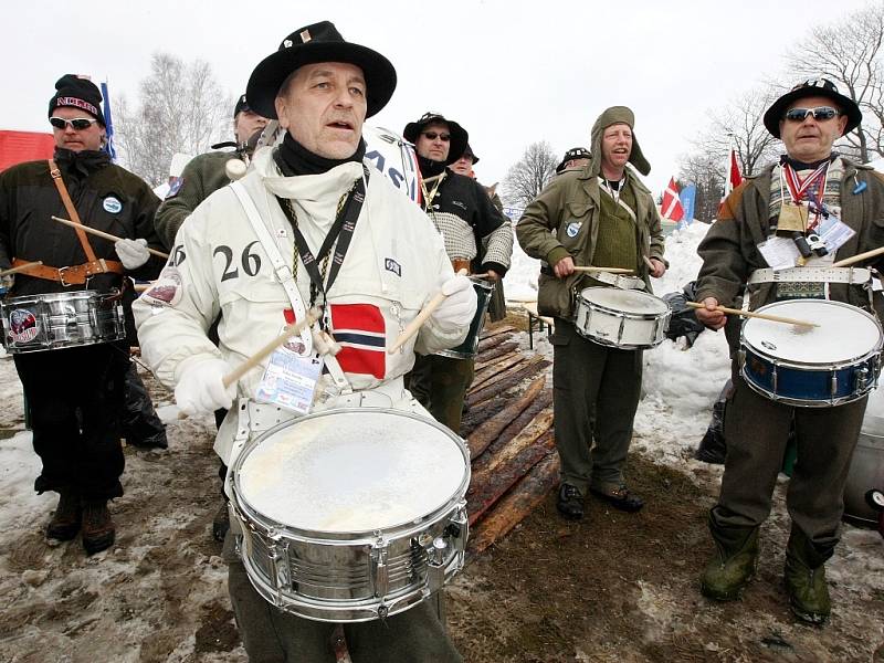 Fanoušci na lyžařském šampionátu. Norský den. 