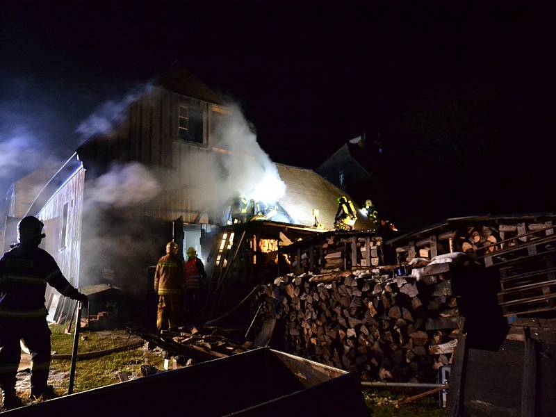 Hasiči zasahovali 17. listopadu u požáru Šámalovy chaty v Bedřichově na Jablonecku. Jednotky vyjely na místo po nahlášení požáru v 19 hodin a 20 minut.