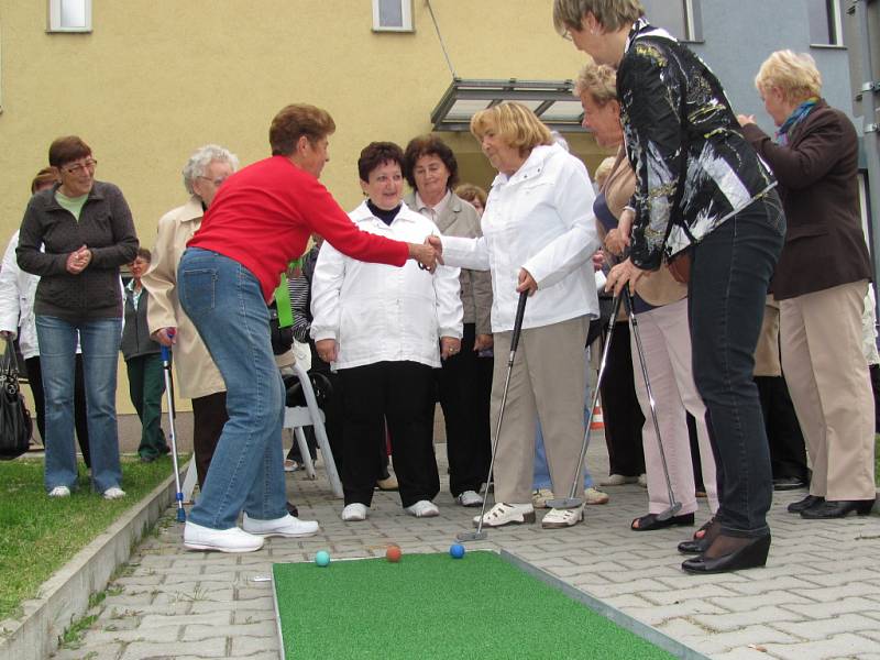 Senioři na zahradu Spolkového domu dostali minigolf.