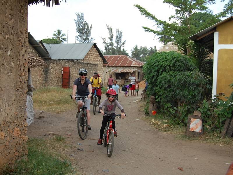 Státní škola v africké vesnici. Lenka Vrátná se rozhodla pomoci sbírkou školních pomůcek.