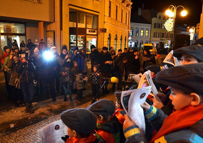 Se svařáčkem, horkým čajem a tácy cukroví se zpívalo před jabloneckou pobočkou Cestovní kanceláře Blue Style, která právě dnes otevírala. Vánoční řetěz na znamení zahájení provozu přestřihl primátor Jablonce Petr Beitl a zastupitelka Renata Sotáková. A pa