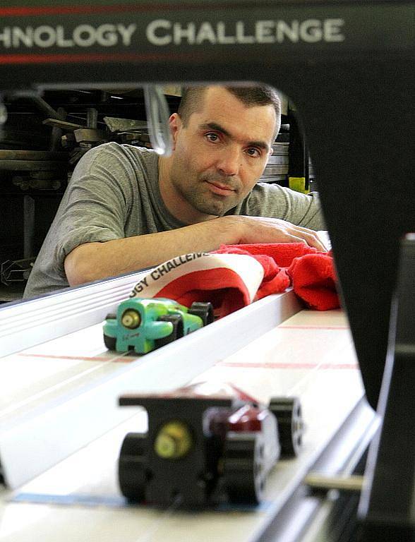 Odsouzení ze Školského vzdělávacího střediska Věznice Rýnovice dostali možnost se neoficiálně zapojit do projektu Formule 1 ve školách. Od loňského září museli na počítači navrhnout, zpracovat ve 3D a následně na NC obráběcích strojích vyrobit maketu F1.
