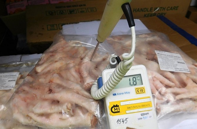 Veterinární inspektoři při společné kontrole s celníky odhalili na Jablonecku přepravu 120 kilogramů drůbežího masa v nevyhovujících teplotních podmínkách.