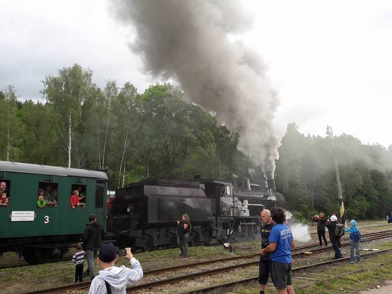 Parní lokomotiva Sedma jezdila o víkendu na trati Kořenov Harrachov. 