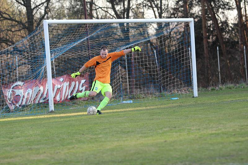 V zápase I. A třídy se hrálo derby skoro sousedů. Jenišovice si na domácí půdě změřily síly s týmem Pěnčína.