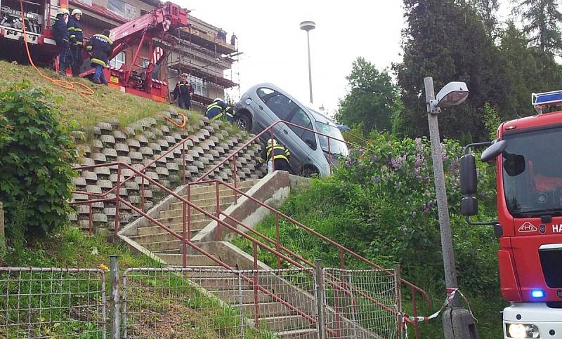 Kuriozní nehoda: u polikliniky sjelo auto