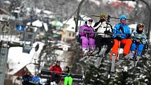LYŽAŘSKÝ AREÁL ČERNÁ HORA v Harrachově se čtyřsedačkovou lanovkou je neustále plný příznivců zimních sportů. Hojně využívána je i běžkařská stopa, která vede kolem Skicentra a heliportu. 