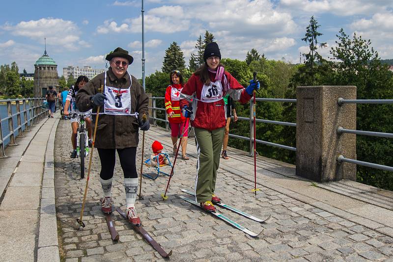 Největší lyžařská událost letní sezony se uskutečnila 18. června v Jablonci nad Nisou. U vodní nádrže Mšeno se konal recesistický závod v běhu na lyžích Prasoloppet - Prasův běh 2017.