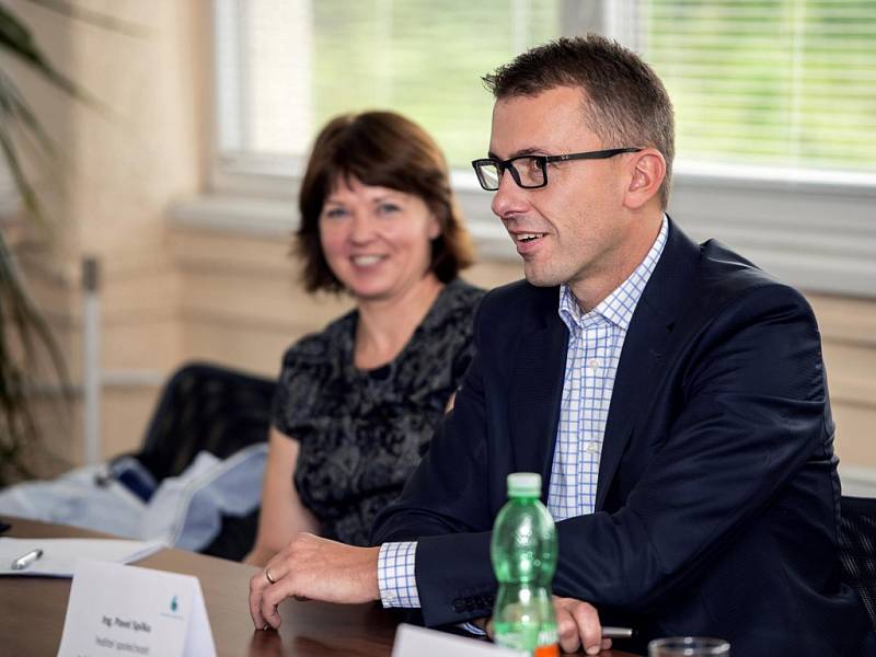 Tisková konference v jablonecké teplárně Jablonecká energetická, kterou nyní kompletně vlastní Jablonec nad Nisou. Ředitel společnosti Pavel Spilka (v brýlích).